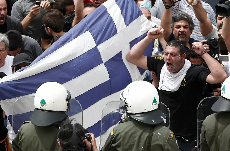2010-05-05T122147Z-01-ATH16-RTRMDNP-3-GREECE-JPG7140698684434649798