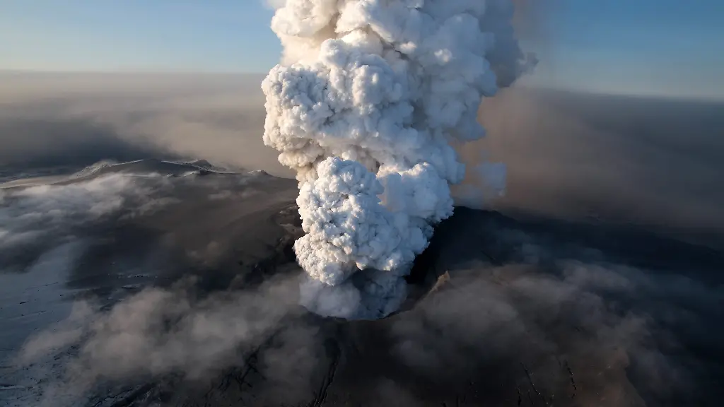 ICELAND-VOLCANO-LON108-jpg1821429410505353801
