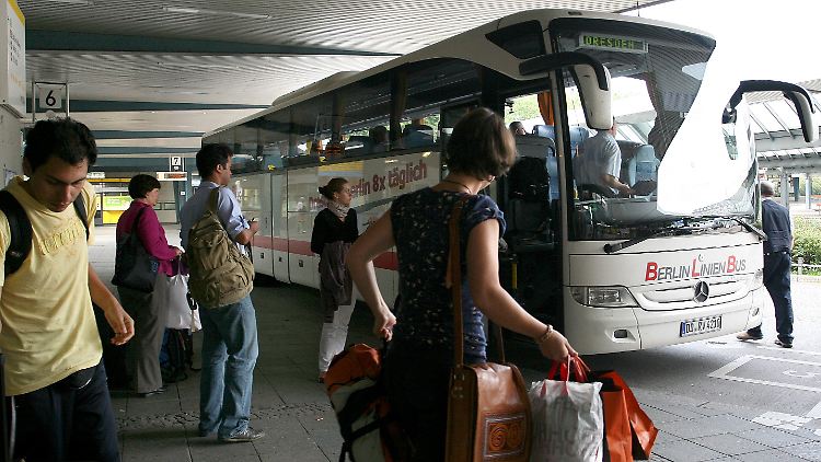 Reisende steigen auf dem Zentralen Omnibusbahnhof (ZOB) in Berlin in einen Bus nach Dresden.