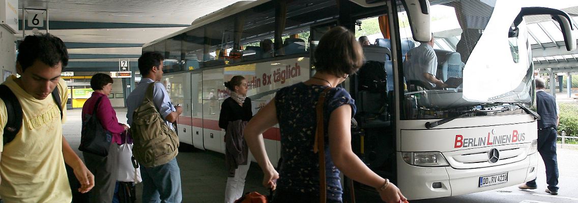 Reisende steigen auf dem Zentralen Omnibusbahnhof (ZOB) in Berlin in einen Bus nach Dresden.