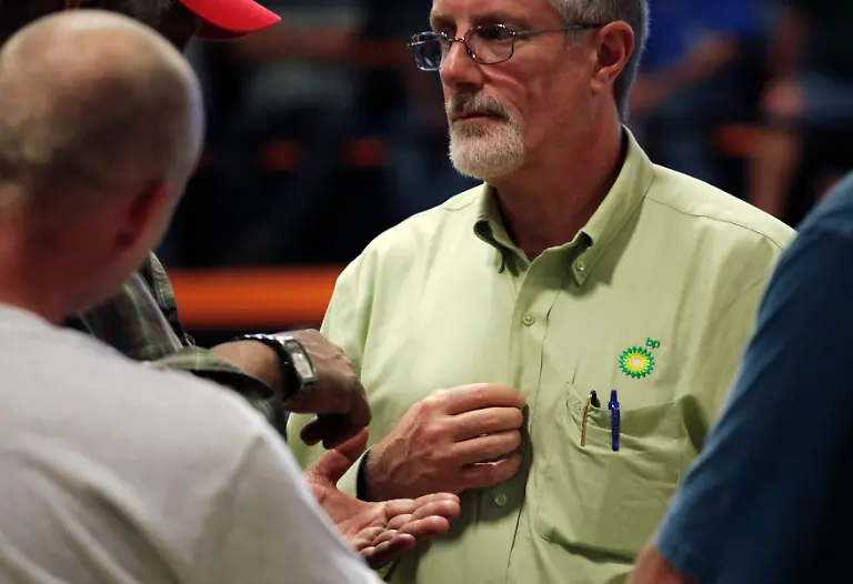 2010-05-01T020329Z-01-CB20-RTRMDNP-3-USA-RIG-LEAK-JPG7986716739823522678