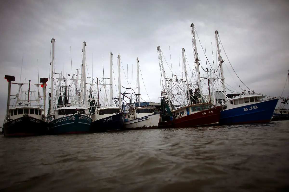 2010-05-03T230901Z-01-CB25-RTRMDNP-3-USA-RIG-FISHING-JPG1815701399073803471