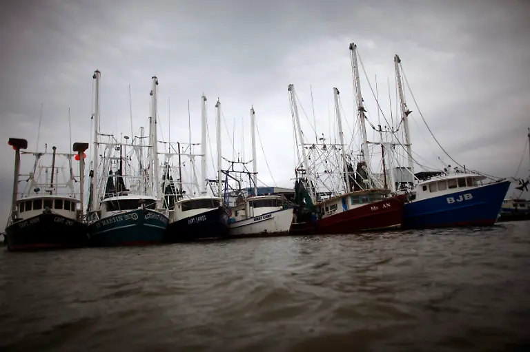 2010-05-03T230901Z-01-CB25-RTRMDNP-3-USA-RIG-FISHING-JPG1815701399073803471