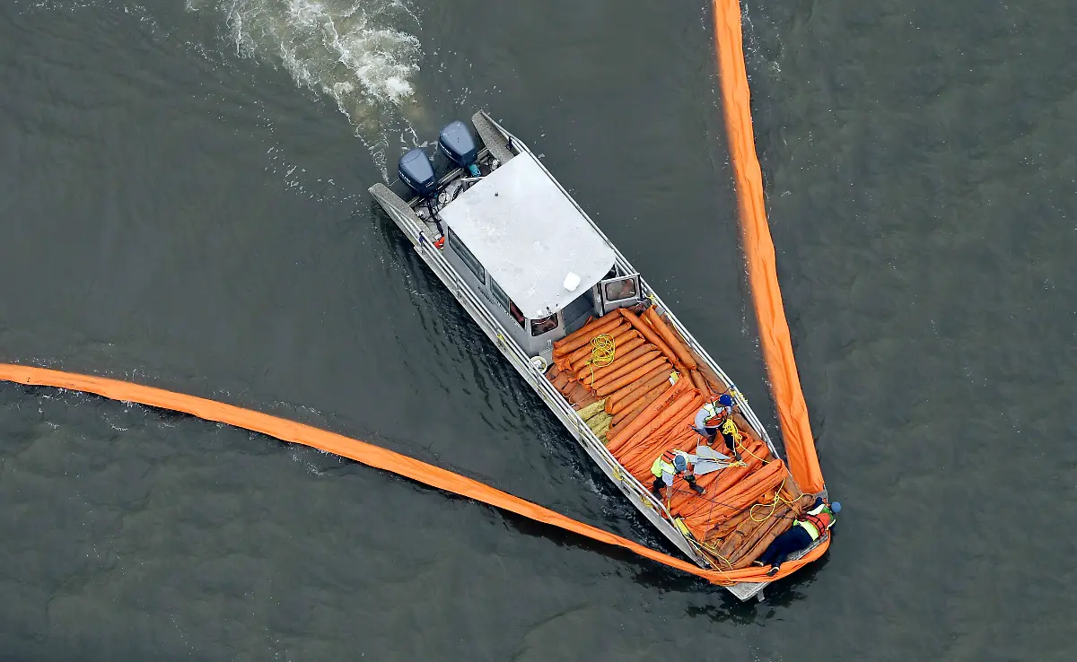 Obama-Juggling-Problems-WX103-jpg2797847937693743042