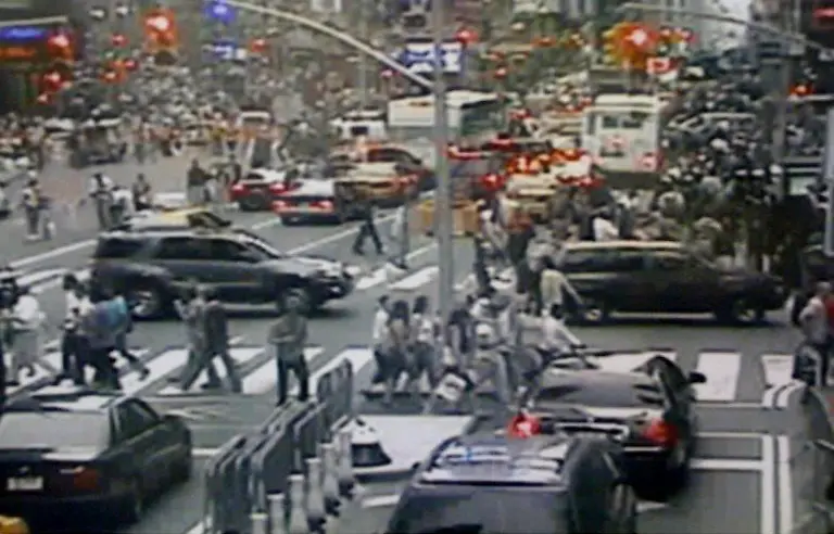 2010-05-03T035320Z-01-WAS12-RTRMDNP-3-TIMESSQUARE-EVACUATION-BOMB-JPG5702556295313244255