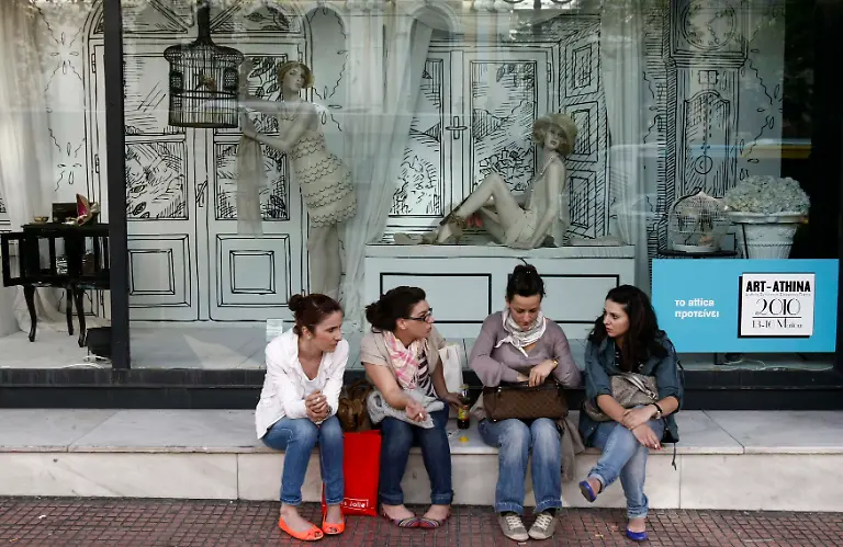 2010-04-30T155130Z-01-ATH07-RTRMDNP-3-GREECE-RETAILERS-JPG200342082536066732