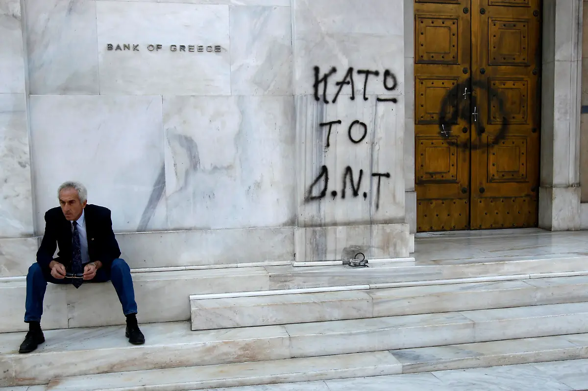 2010-05-01T134531Z-01-ATH19-RTRMDNP-3-GREECE-JPG378585443934410345