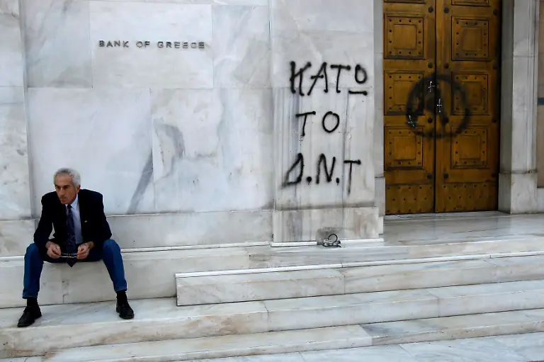 2010-05-01T134531Z-01-ATH19-RTRMDNP-3-GREECE-JPG378585443934410345