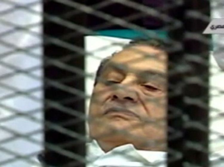 In einem Krankenbett wurde Husni Mubarak zu Prozessbeginn in den Gerichtssaal geschoben.