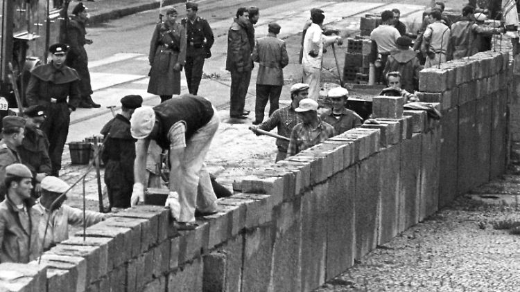 Als glattes Band aus Beton ist die Mauer im kollektiven Gedächtnis verankert, doch begonnen hat sie als zusammengestückeltes Provisorium.