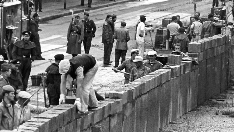 Unter der Aufsicht von Volkspolizisten bauen Ostberliner Maurer am Potsdamer Platz am "Antifaschistischen Schutzwall" (Bild vom 18. August 1961).