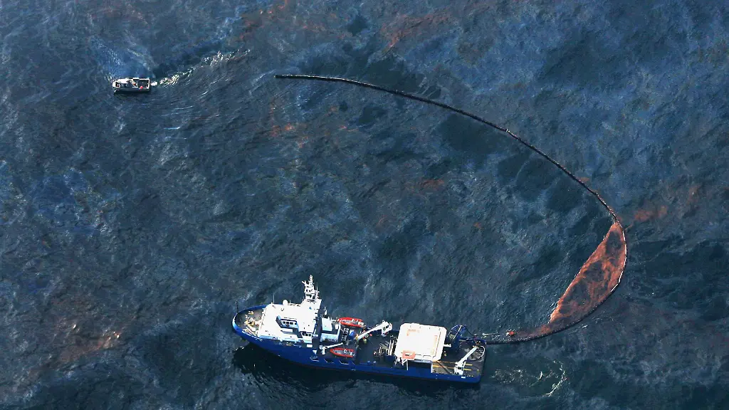 2010-04-29T031856Z-01-WAS203-RTRMDNP-3-USA-RIG-LEAK-JPG8533320111214106481