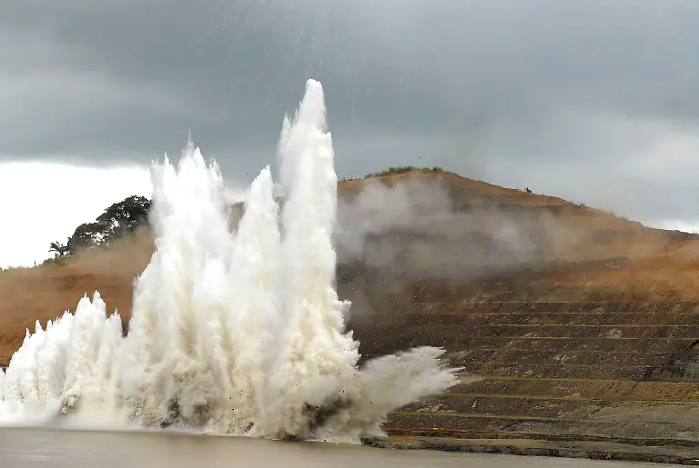 panamakanal-explosion