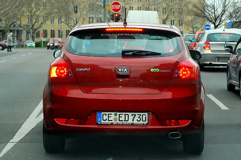 Kia-ProCeed-16-04-2010-09-40-46
