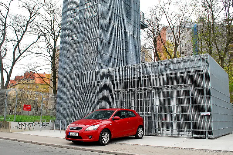 Kia-ProCeed-16-04-2010-08-38-02