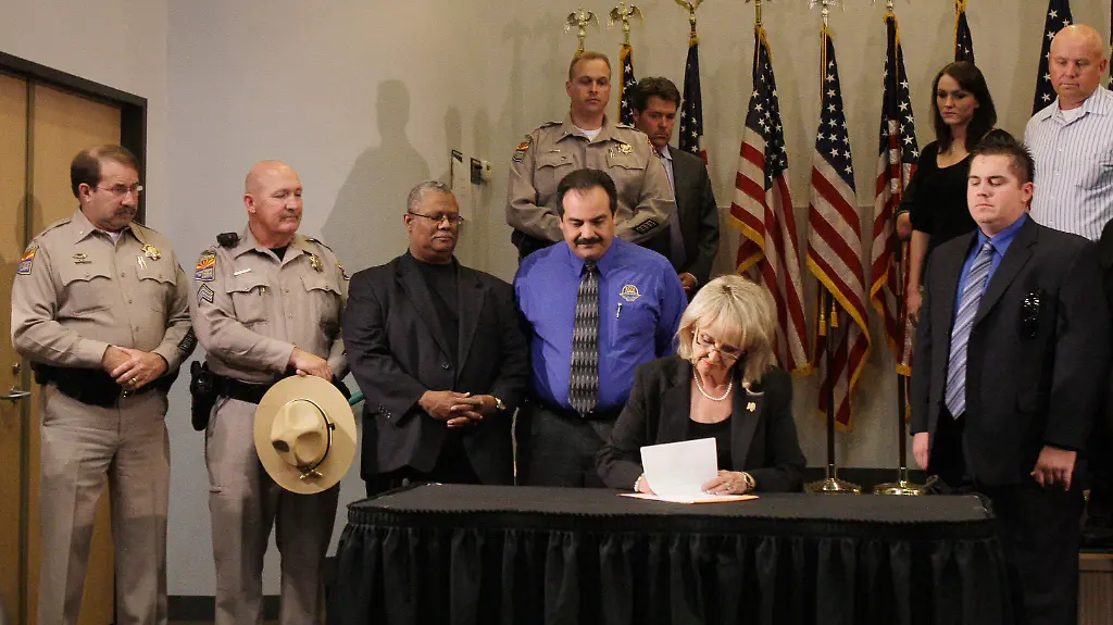 Immigration-Enforcement-AZRF126-jpg1681812206446519712