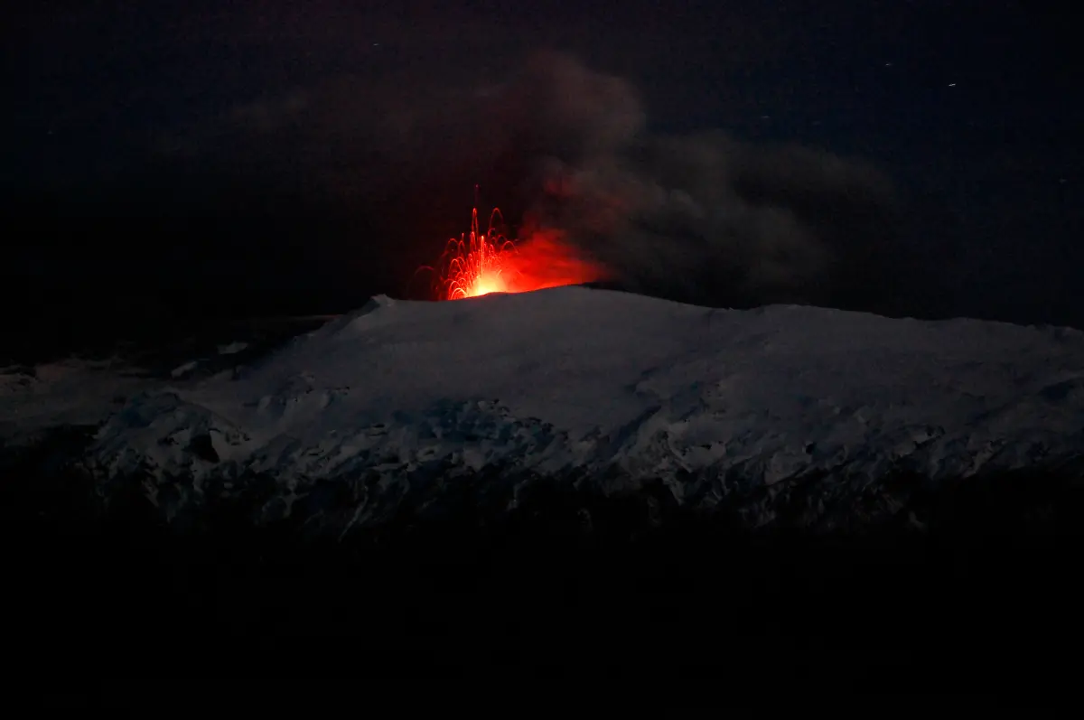 2010-04-20T023555Z-01-SIN600-RTRMDNP-3-EUROPE-AIR-JPG686023196729551037