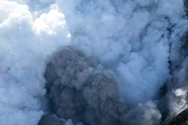 2010-04-19T163422Z-01-ICE915-RTRMDNP-3-VOLCANO-JPG1735816458913939378