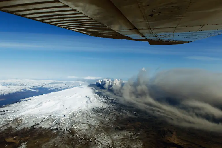 2010-04-19T161559Z-01-ICE904-RTRMDNP-3-VOLCANO-JPG4557441504465078920