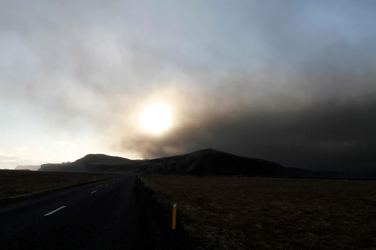 2010-04-17T033000Z-01-ICE60-RTRMDNP-3-ICELAND-VOLCANO-JPG804512434184145287