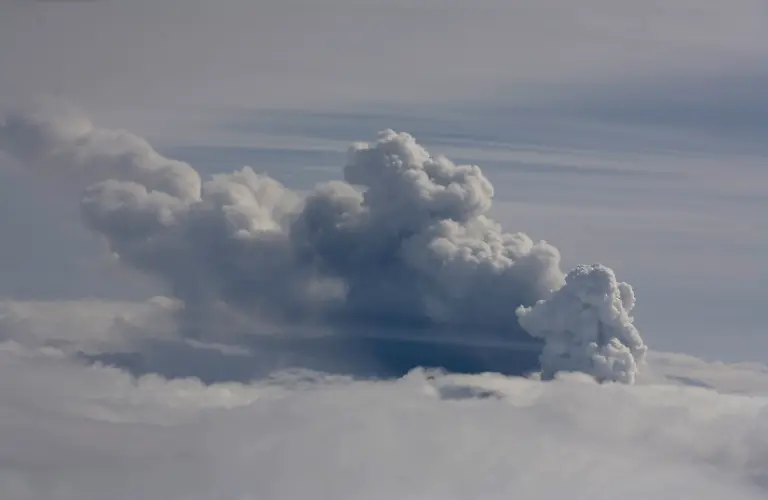 2010-04-16T180922Z-01-ICE37-RTRMDNP-3-ICELAND-VOLCANO-JPG365687514586484285