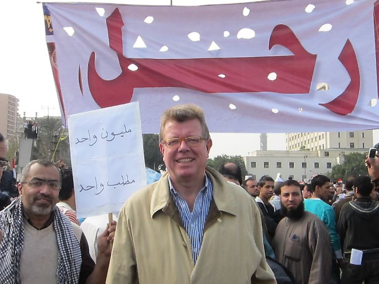 Dr. Meinardus Anfang Februar auf einer der Anti-Mubarak-Demos auf dem Tahrir-Pplatz. Auf dem Spruchband steht: Verschwinde!