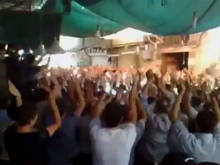 Das Amateur-Video zeigt protestierende Syrer bei einer Trauerfeier am Stadtrand von Damaskus.