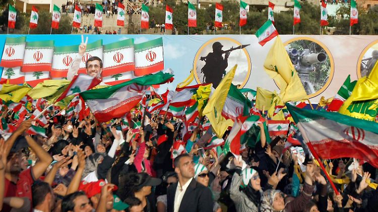Beliebter Partner: Der Iran und sein Präsident Ahmadinedschad werden regelmäßig von der Hisbollah im Libanon gefeiert.