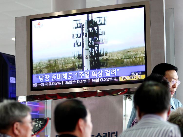 Südkoreaner beobachten einen nordkoreanischen Raketenstart. Auf dem Fernsehschirm steht: "In einer Woche sind die Langstrecken-Raketen startklar."