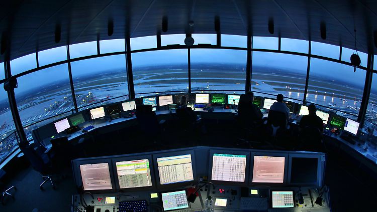 Zunächst wird weiter gearbeitet: Fluglotsen der Deutsche Flugsicherung (DFS) regeln im Tower des Flughafens Düsseldorf den Luftverkehr (Archivbild).