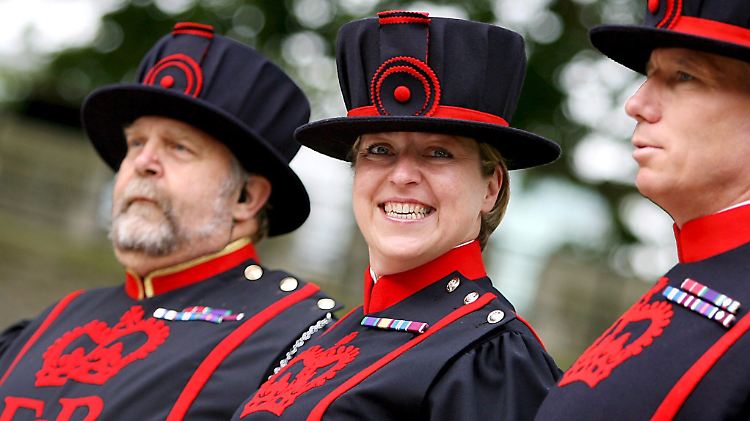 Der erste weibliche Yeomen Warder, Moira Cameron aus Schottland, bei ihrer Einführung als "Beefeater" am Tower in London am 3. Juni 2007.