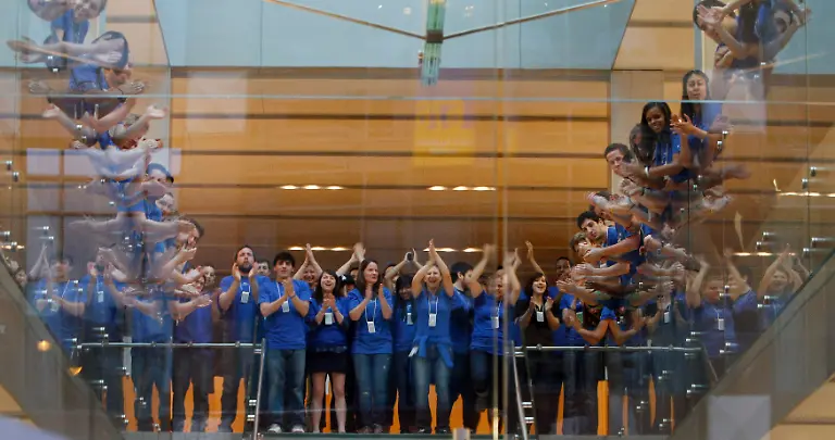 2010-04-03T160611Z-01-CHI05-RTRMDNP-3-IPAD-JPG6758992705654113131