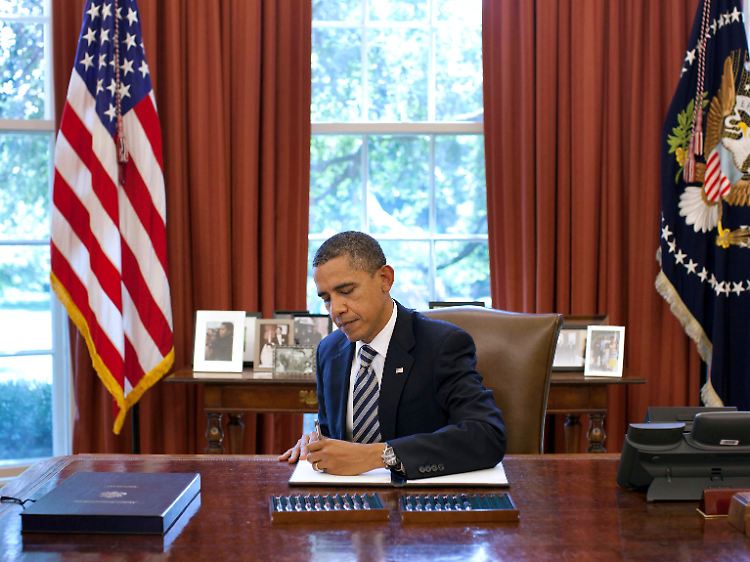Historische Unterschrift mit links: US-Präsident Barack Obama unterzeichnete den "Budget Control Act" am 2. August.