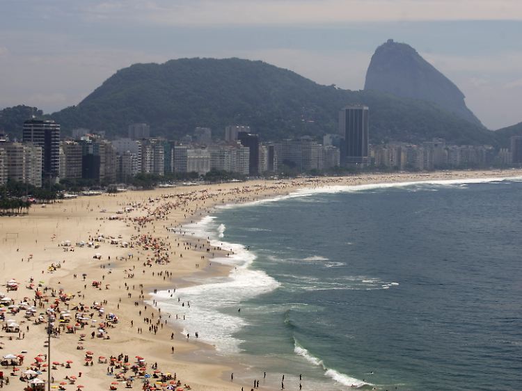 Copacabana ist einer der bekanntesten Stadtteile Rios, der über den berühmten vier Kilometer langen Strand verfügt.