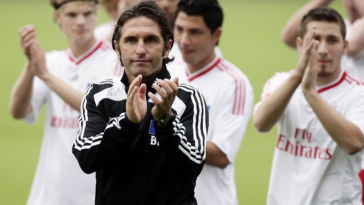 Klatsch, klatsch: Die Hamburger trainieren wieder. Und vorneweg Trainer Bruno Labbadia.