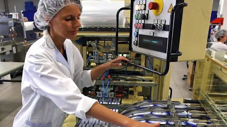 Produktion mit gepflegten Händen.