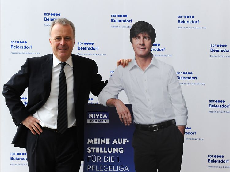 Wirbt mit dem Bundestrainer für Pflegeprodukte: Beiersdorf-Chef Thomas-B. Quaas (links, Archivbild).