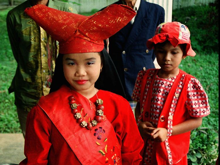 Die Minangkabau auf Sumatra, ein 6-Millionen-Volk, sind die größte nach matriarchalen Mustern lebende Gesellschaft auf der Welt. Die Kinder lernen die Kultur, indem sie von Anfang an teilnehmen.
