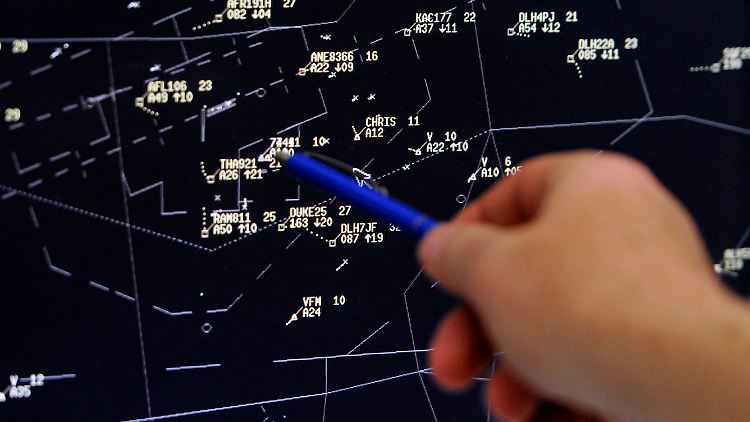 Mehr Überblick als die Piloten: Fluglotsen bei der Arbeit.