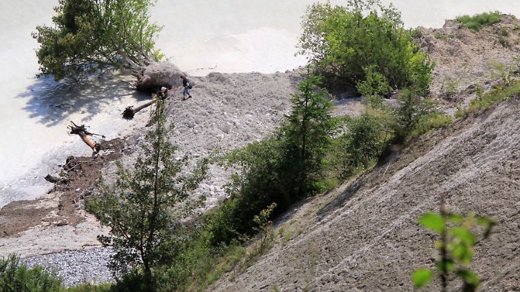 Nach dem Dauerregen: Herabgestürzte Teile der Kreidefelsen liegen am Ufer auf der Halbinsel Jasmund auf Rügen. (Bild vom 31. Juli 2011)