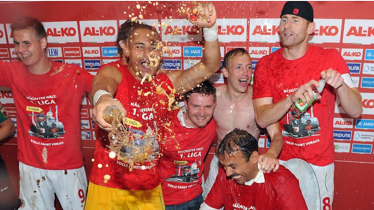 Bilder aus vergangenen Zeiten: Die Augsburger feiern im Mai 2011 den erstmaligen Bundesliga-Aufstieg. Inzwischen ist die Euphorie verflogen.