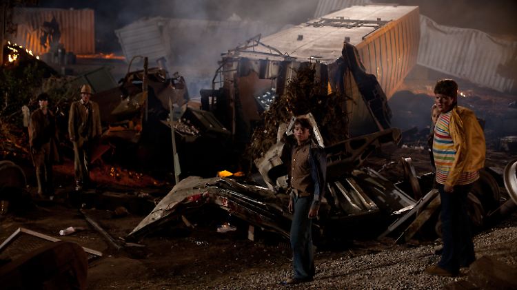 Jetzt geht's los - ein Zugunglück löst das Verhängnis in "Super 8" aus.