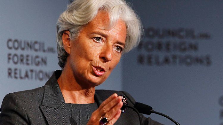 Lagarde holt ihre Vergangenheit als Ministerin ein.