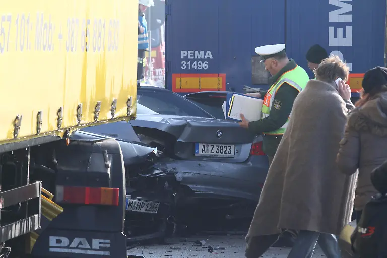 DEU-Verkehr-Unfall-BFRA107-jpg3164752570926678492