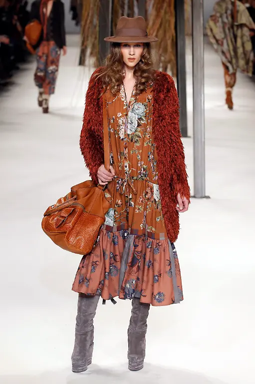 2010-03-08T171958Z-01-BTE72-RTRMDNP-3-FRANCE-FASHION-JPG736966342059137955