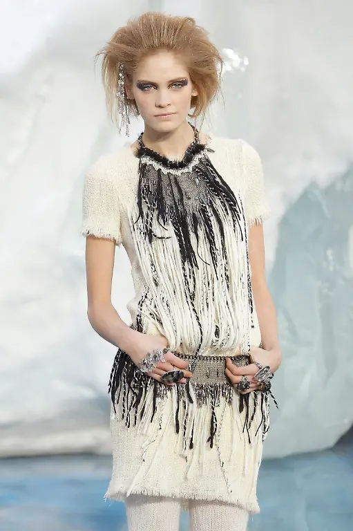 2010-03-09T114211Z-01-BTE113-RTRMDNP-3-FRANCE-FASHION-JPG3304983404512363276