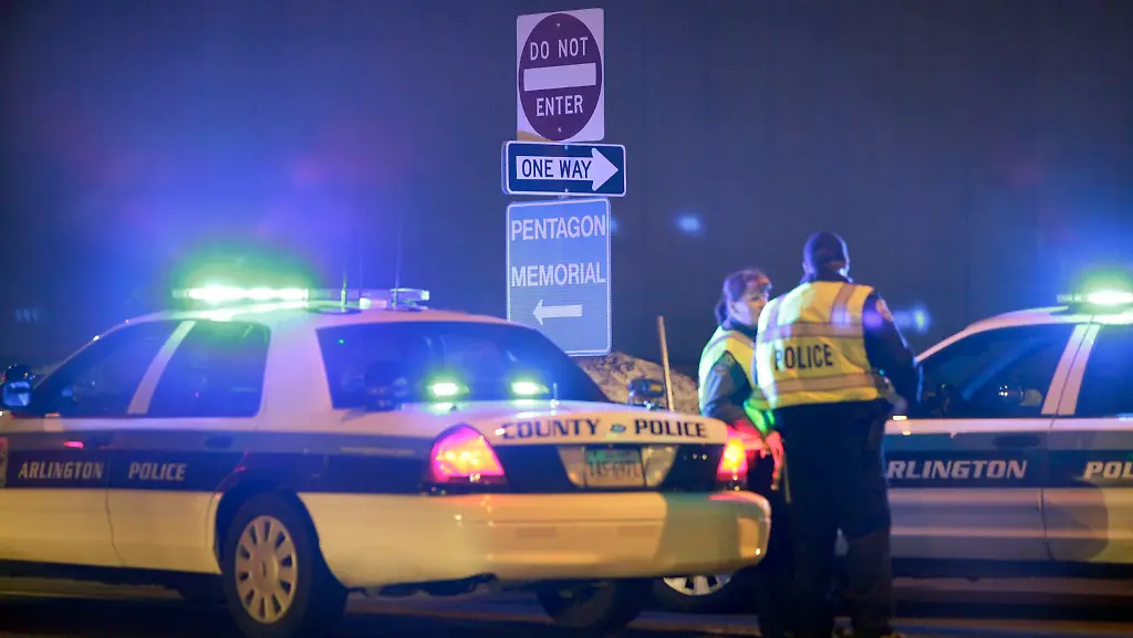 2010-03-05T013435Z-01-WASG01-RTRMDNP-3-USA-PENTAGON-SHOOTING-JPG5117710333034256697