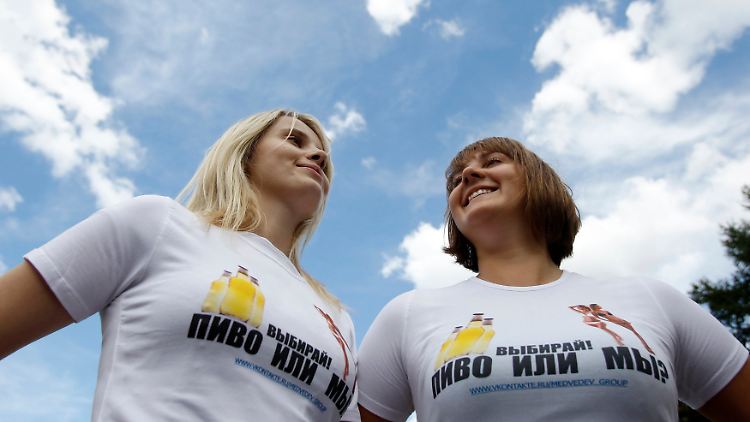 Der Betrachter hat die Wahl: "Bier oder wir".