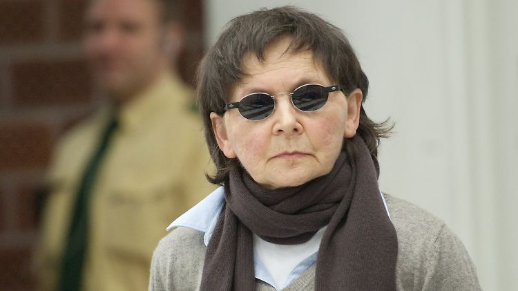 Die angeklagte ehemalige RAF-Terroristin Verena Becker kommt in den Verhandlungssaal (Aufnahme vom 3. Januar).