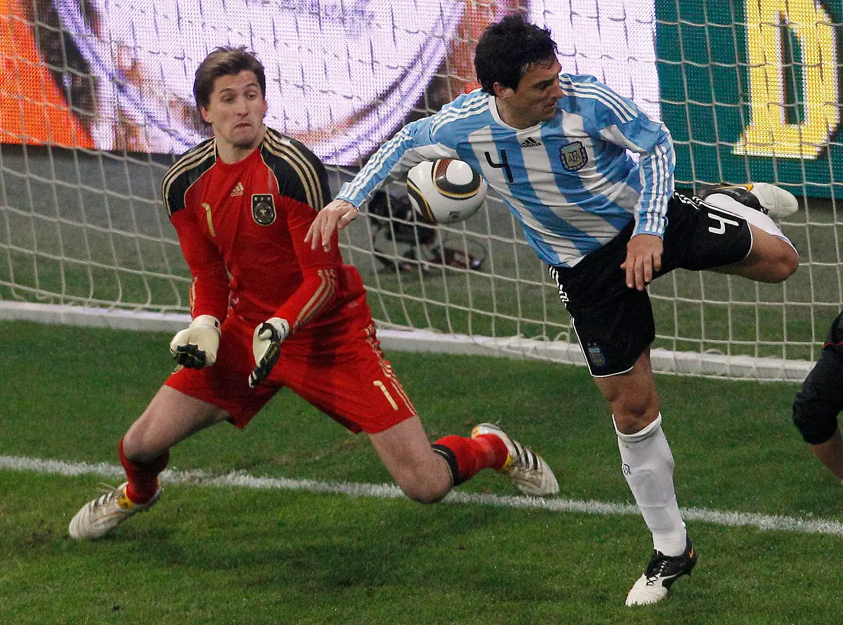 2010-03-03T224409Z-01-REH36-RTRMDNP-3-SOCCER-FRIENDLY-JPG7095644356052392088